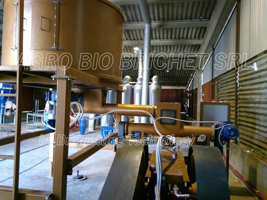 Straw briquetting equipment
